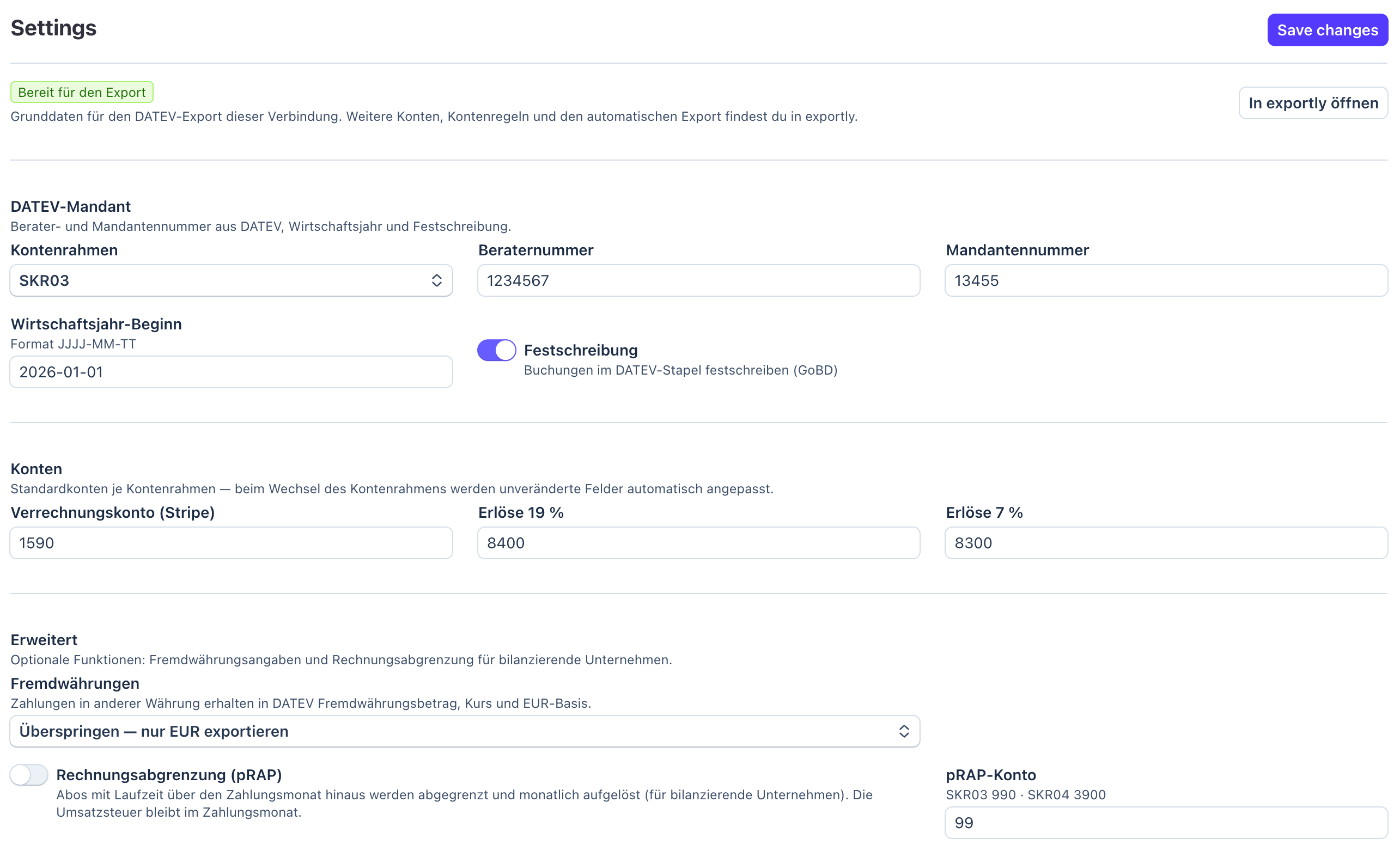 Exportly-App-Einstellungen in Stripe unter Einstellungen → Apps: Status „Bereit für den Export“, DATEV-Mandant mit Kontenrahmen SKR03, Beraternummer, Mandantennummer, Wirtschaftsjahr-Beginn und Festschreibung, Standardkonten Verrechnungskonto 1590, Erlöse 8400 und 8300, Fremdwährungen und Rechnungsabgrenzung (pRAP) mit pRAP-Konto.